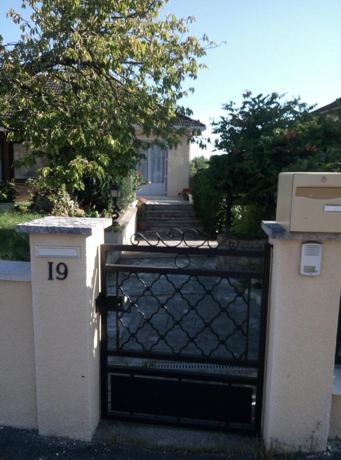 Chez Myla Chambre Avec Tv Ecran Plat Et Salle De Bain Privative Bourges Exterior foto